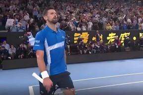 爱游戏中国-德约科维奇回归赛场，赛况扑朔迷离首场状态亮眼，RNG观众沸腾！-爱游戏中国