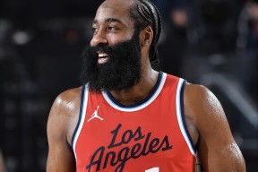 爱游戏中国-哈登重返赛场，重要助攻首场状态出色，勇士观众沸腾！的简单介绍-爱游戏中国